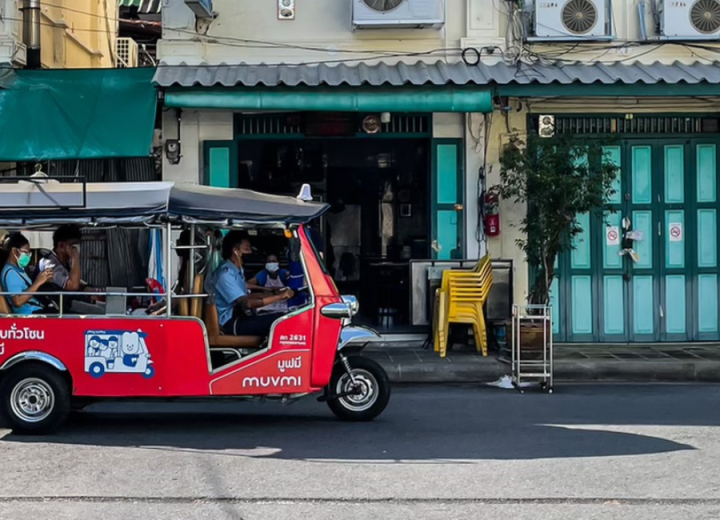 Looking for a fun, eco-friendly way to get around Bangkok?🛺🛺